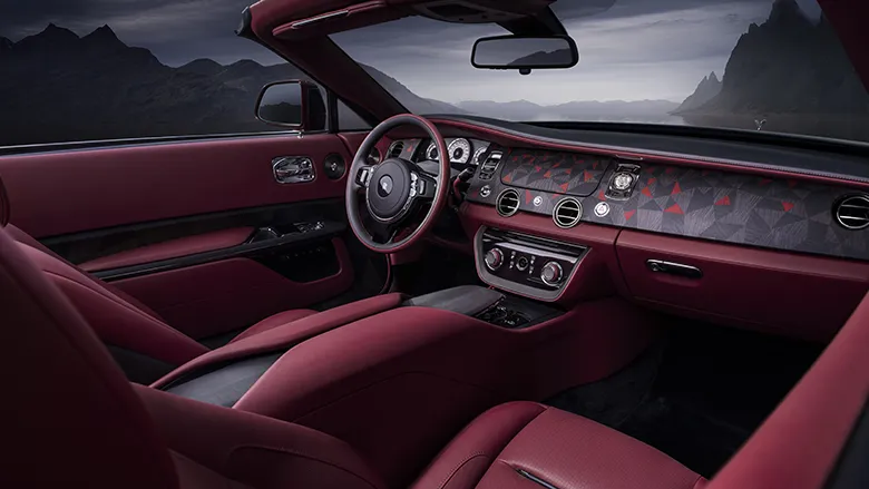 Rolls-Royce, 'La Rose Noire' Otomobilini Tanıttı Rolls-Royce, 'La Rose Noire' Otomobilini Tanıttı