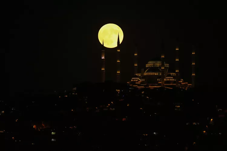 Ağustos Ayında Gökyüzünde 2 Süper Ay Görülecek! Ağustos Ayında Gökyüzünde 2 Süper Ay Görülecek!