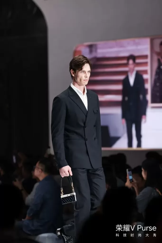 Honor, Çin'de Honor V Purse’ü Tanıttı Honor, Çin'de Honor V Purse’ü Tanıttı