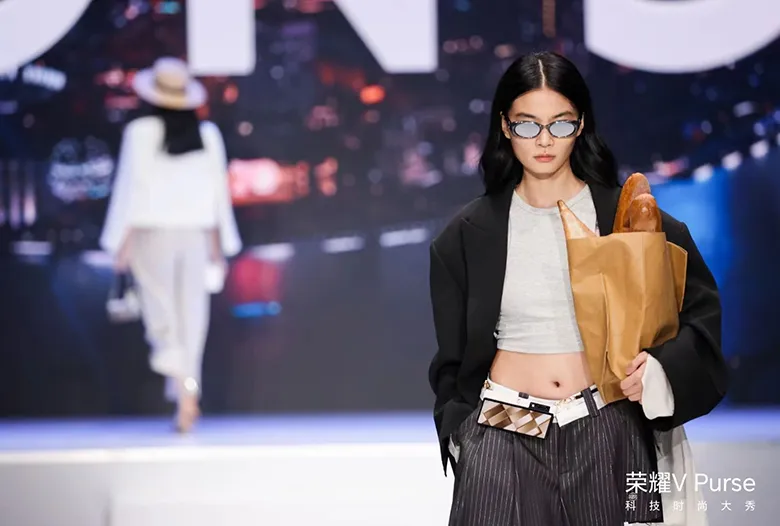 Honor, Çin'de Honor V Purse’ü Tanıttı Honor, Çin'de Honor V Purse’ü Tanıttı